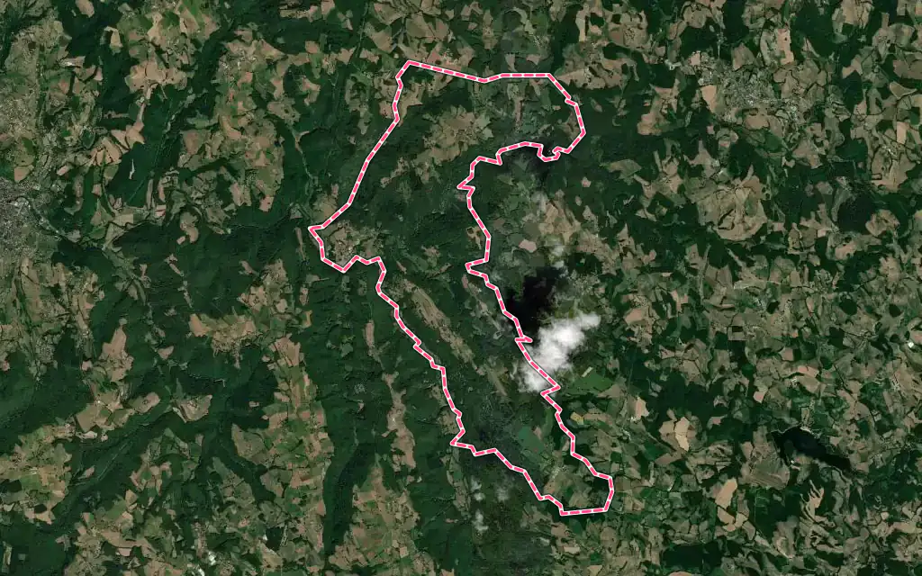 Vue satellite de Latouille-Lentillac avec ses contours administratifs