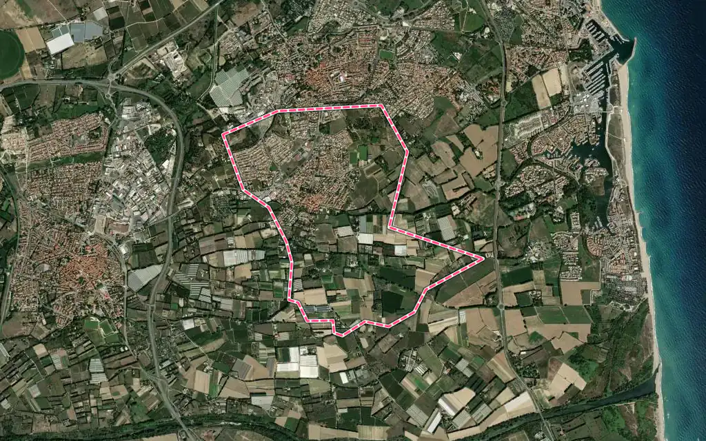 Vue satellite de Latour-Bas-Elne avec ses contours administratifs