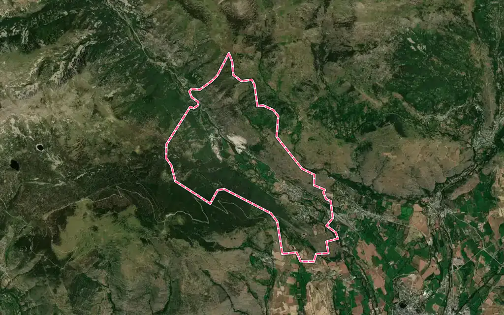 Vue satellite de Latour-de-Carol avec ses contours administratifs