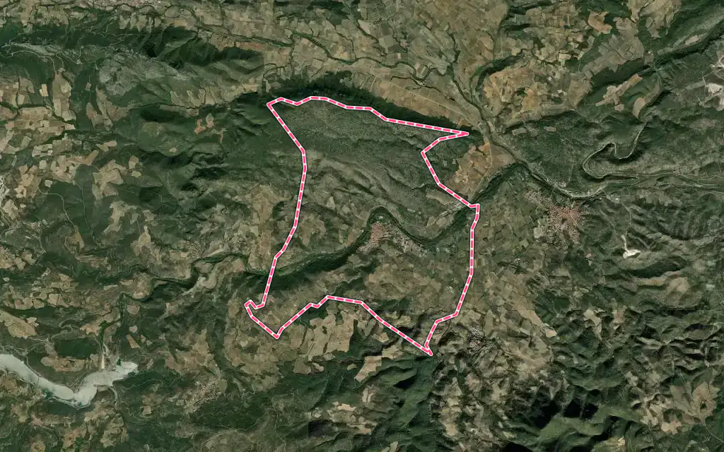 Vue satellite de Latour-de-France avec ses contours administratifs