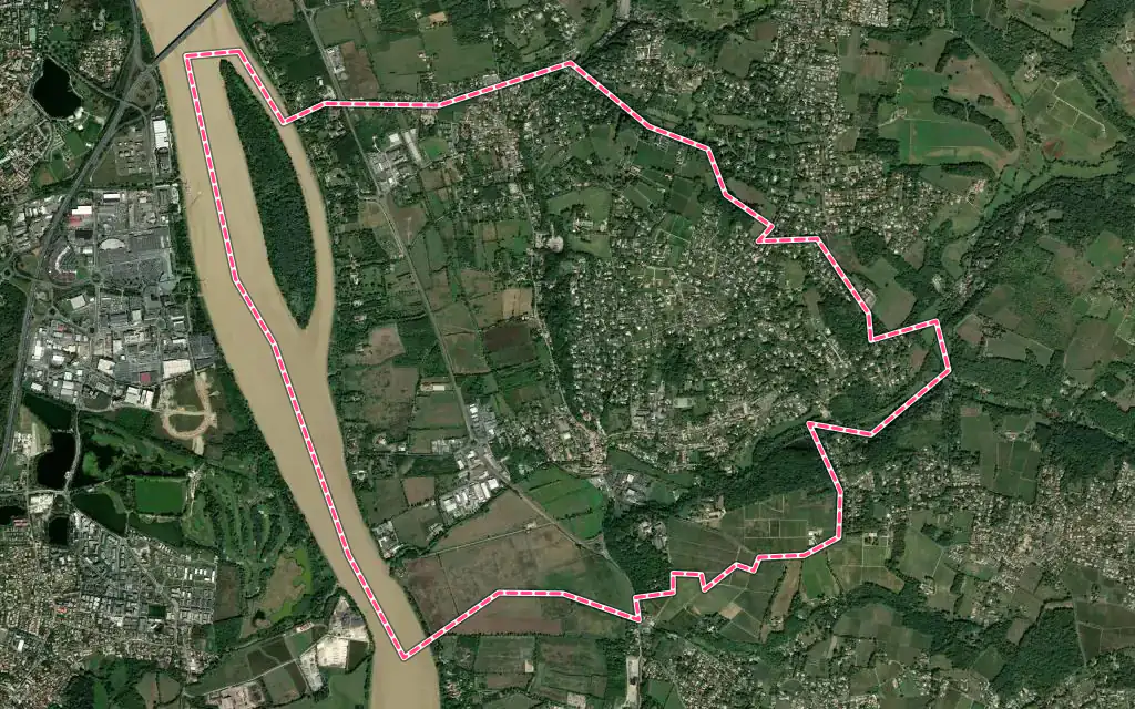 Vue satellite de Latresne avec ses contours administratifs