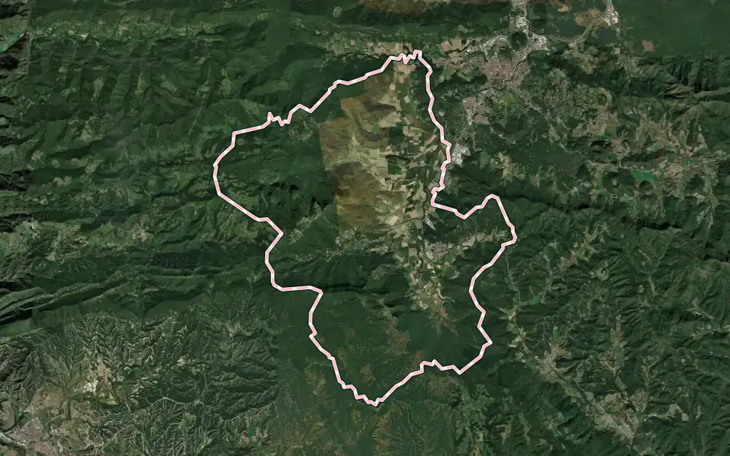Vista satélite de la Vall d'en Bas con su contorno administrativo