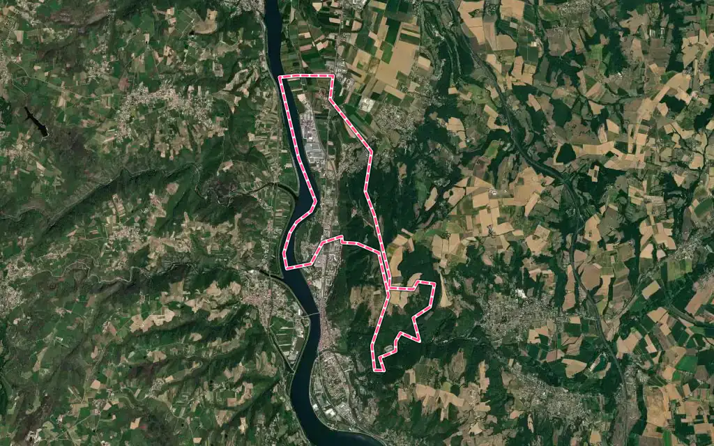 Vue satellite de Laveyron avec ses contours administratifs