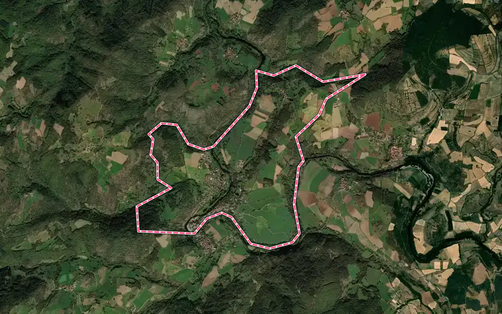 Vue satellite de Lavoûte-Chilhac avec ses contours administratifs