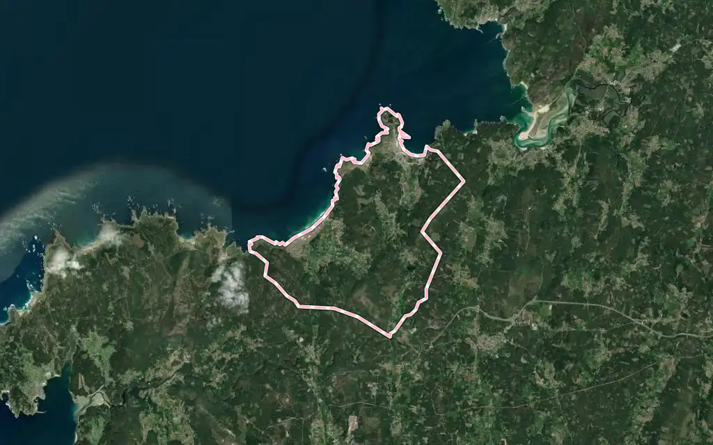 Vista satélite de Laxe con su contorno administrativo