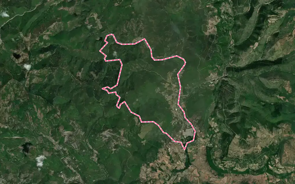 Vue satellite de Le Bousquet-d'Orb avec ses contours administratifs