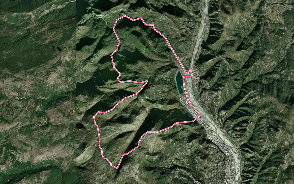 Vue satellite de Le Broc avec ses contours administratifs