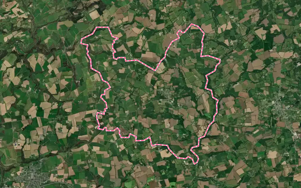 Vue satellite de Le Cloître-Pleyben avec ses contours administratifs
