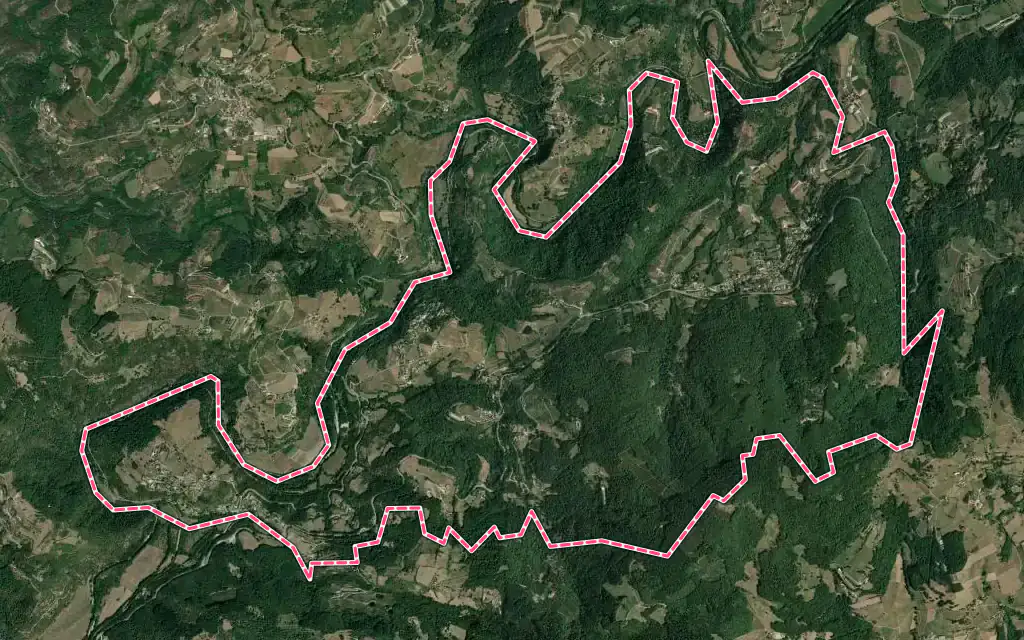 Vue satellite de Le Crestet avec ses contours administratifs