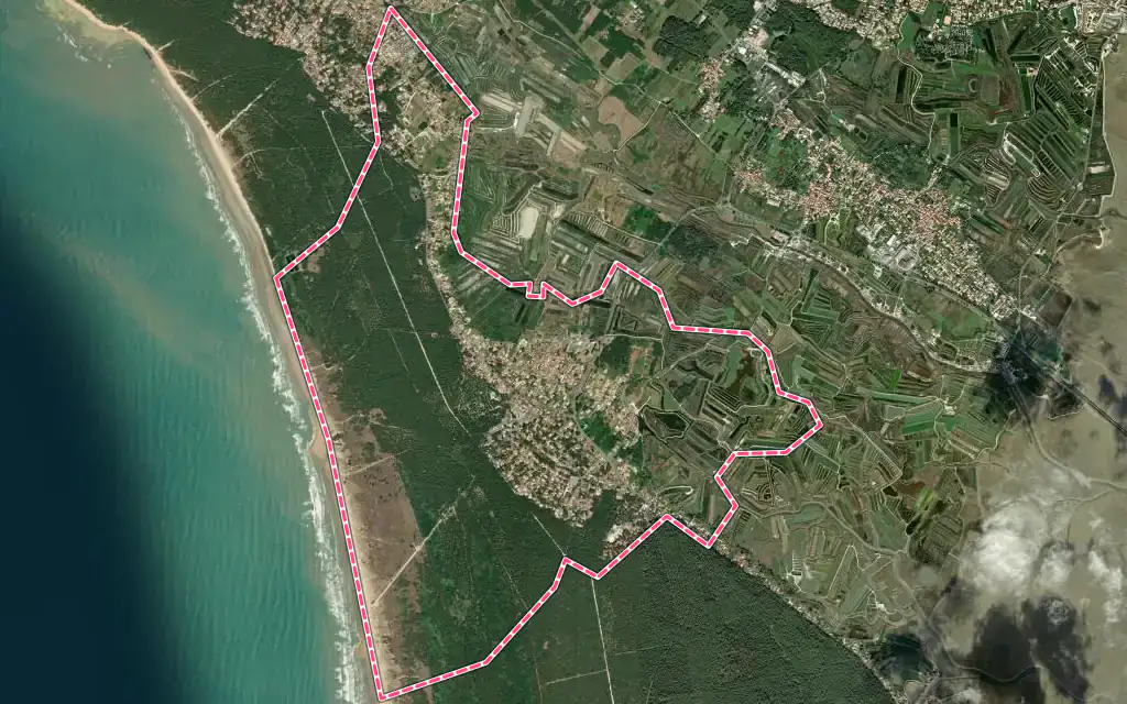 Vue satellite de Le Grand-Village-Plage avec ses contours administratifs
