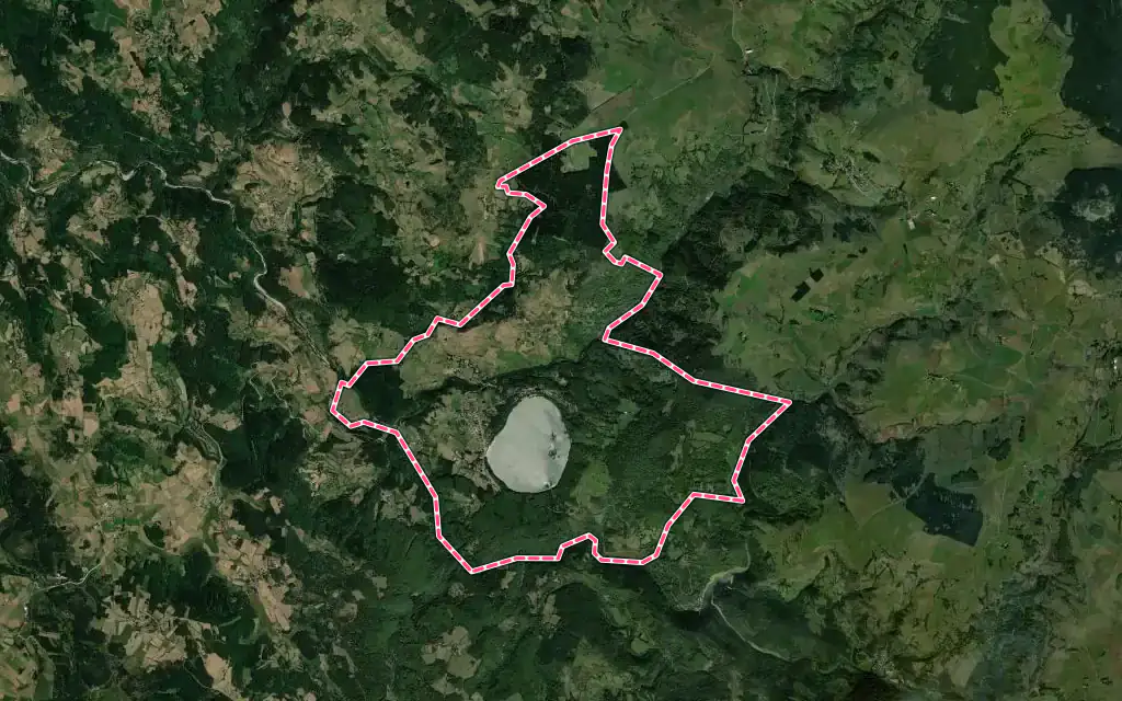 Vue satellite de Le Lac-d'Issarlès avec ses contours administratifs
