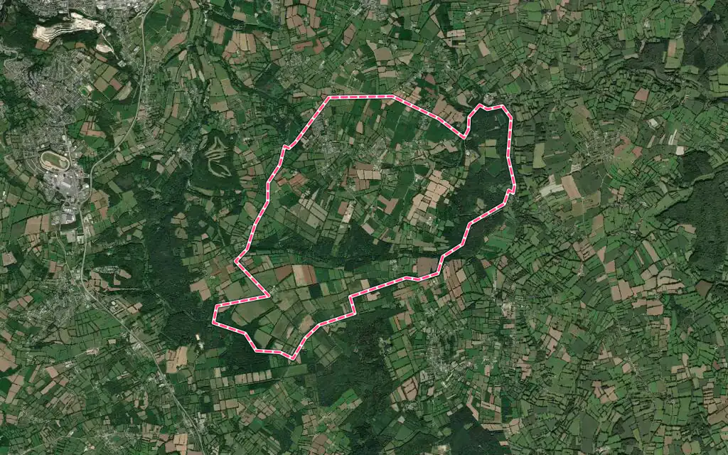 Vue satellite de Le Mesnil-au-Val avec ses contours administratifs