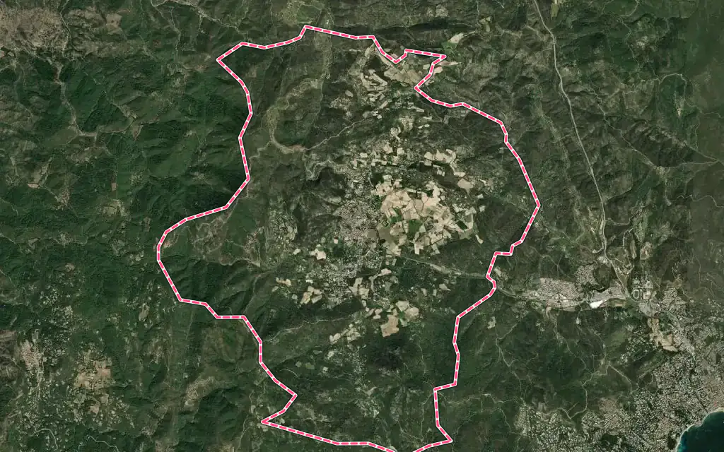 Vue satellite de Le Plan-de-la-Tour avec ses contours administratifs