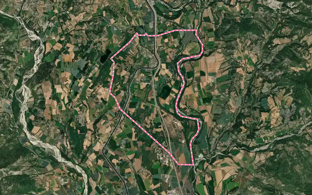 Vue satellite de Le Poët avec ses contours administratifs