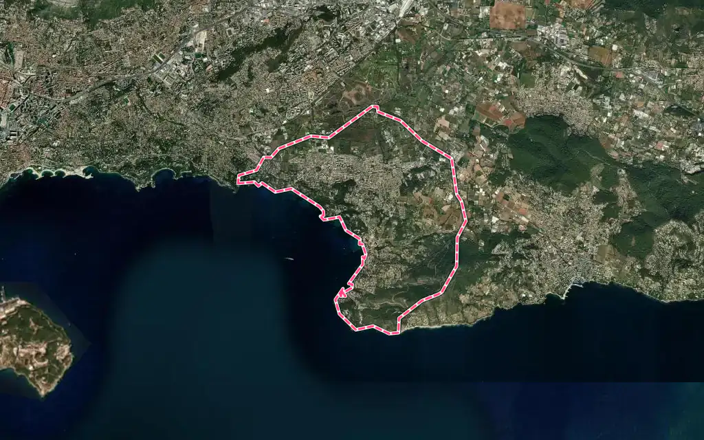 Vue satellite de Le Pradet avec ses contours administratifs