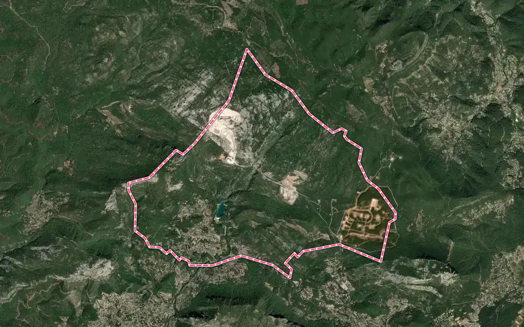 Vue satellite de Le Revest-les-Eaux avec ses contours administratifs