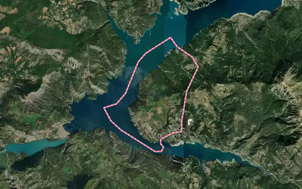 Vue satellite de Le Sauze-du-Lac avec ses contours administratifs