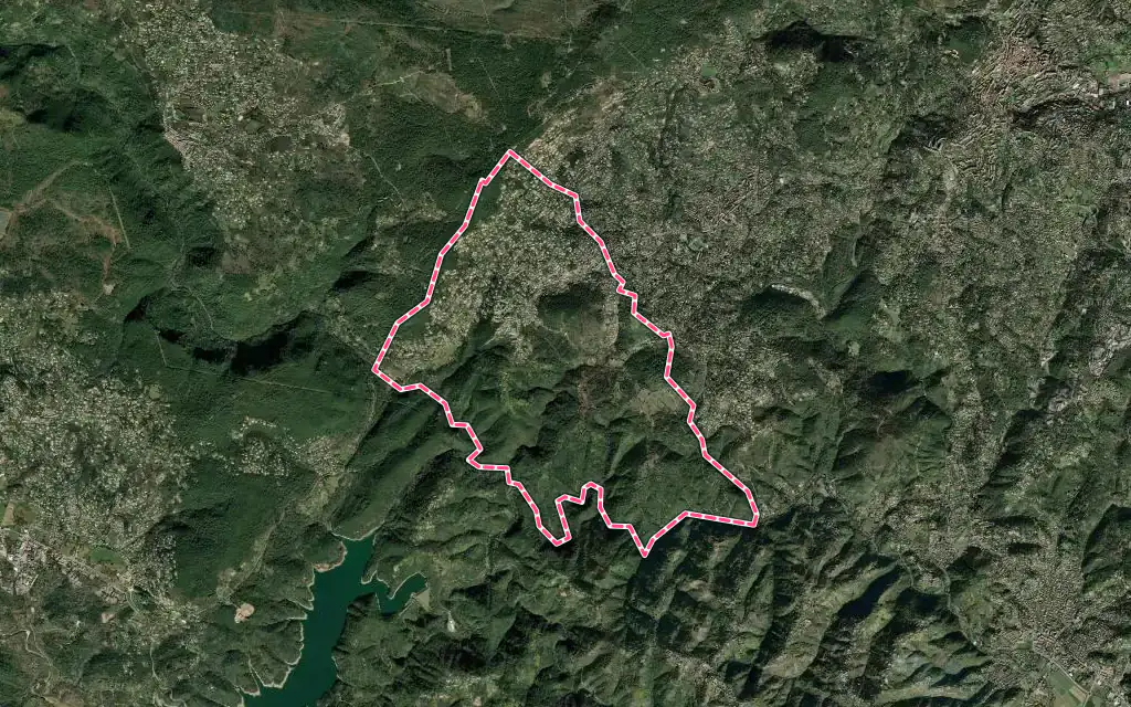 Vue satellite de Le Tignet avec ses contours administratifs
