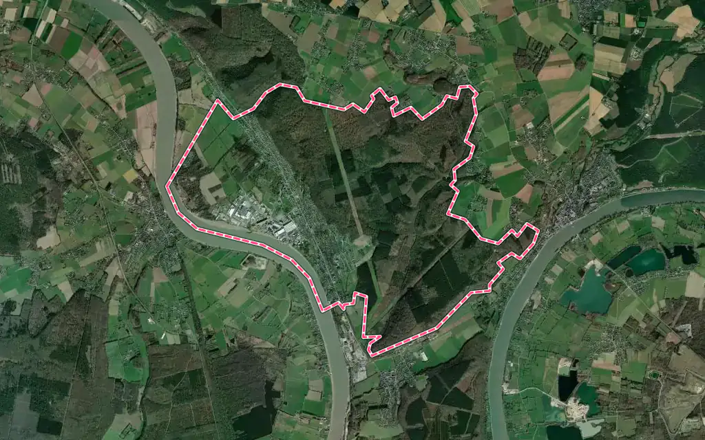 Vue satellite de Le Trait avec ses contours administratifs