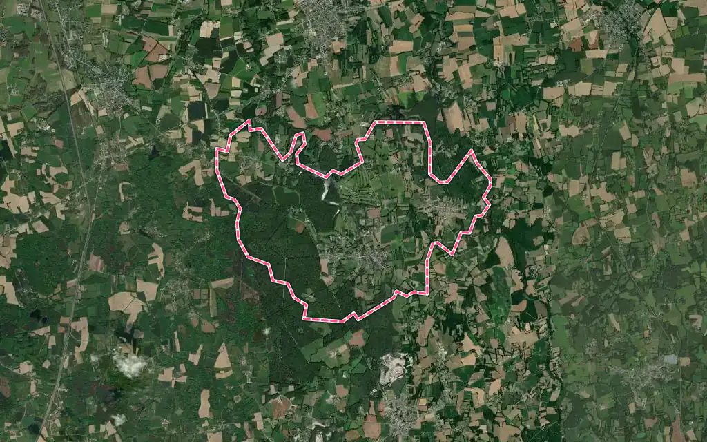 Vue satellite de Le Tronchet avec ses contours administratifs