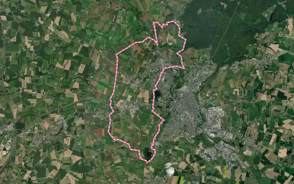 Vue satellite de Lécousse avec ses contours administratifs