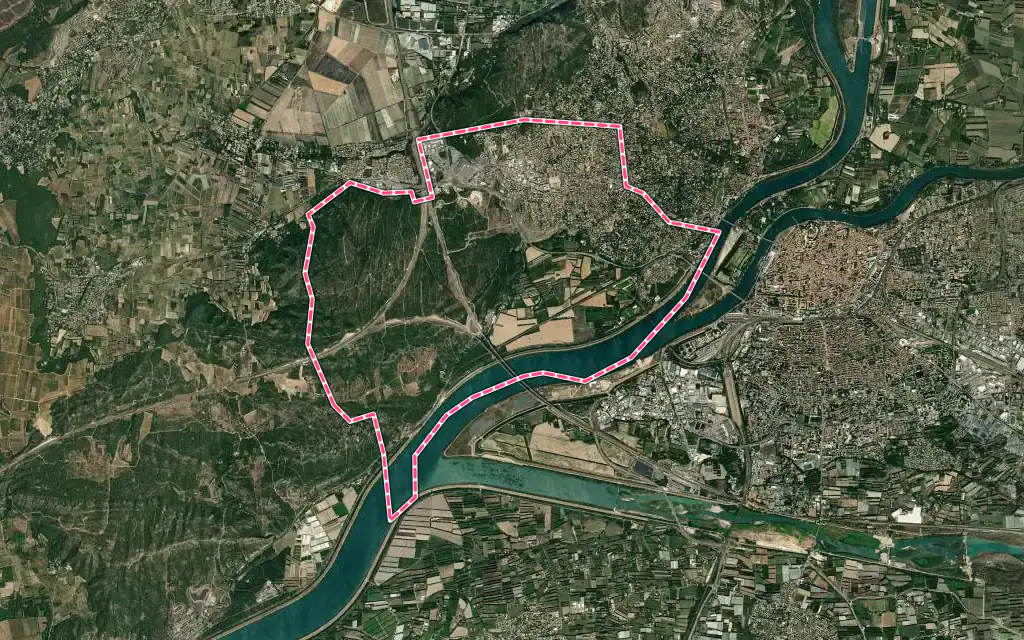 Vue satellite de Les Angles avec ses contours administratifs