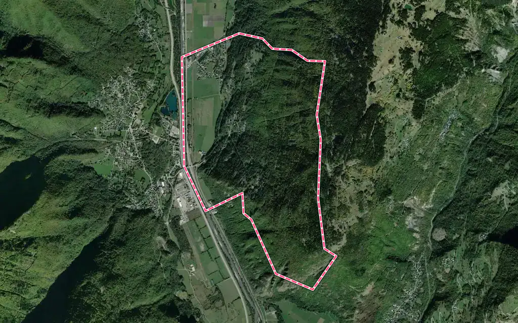 Vue satellite de Les Chavannes-en-Maurienne avec ses contours administratifs