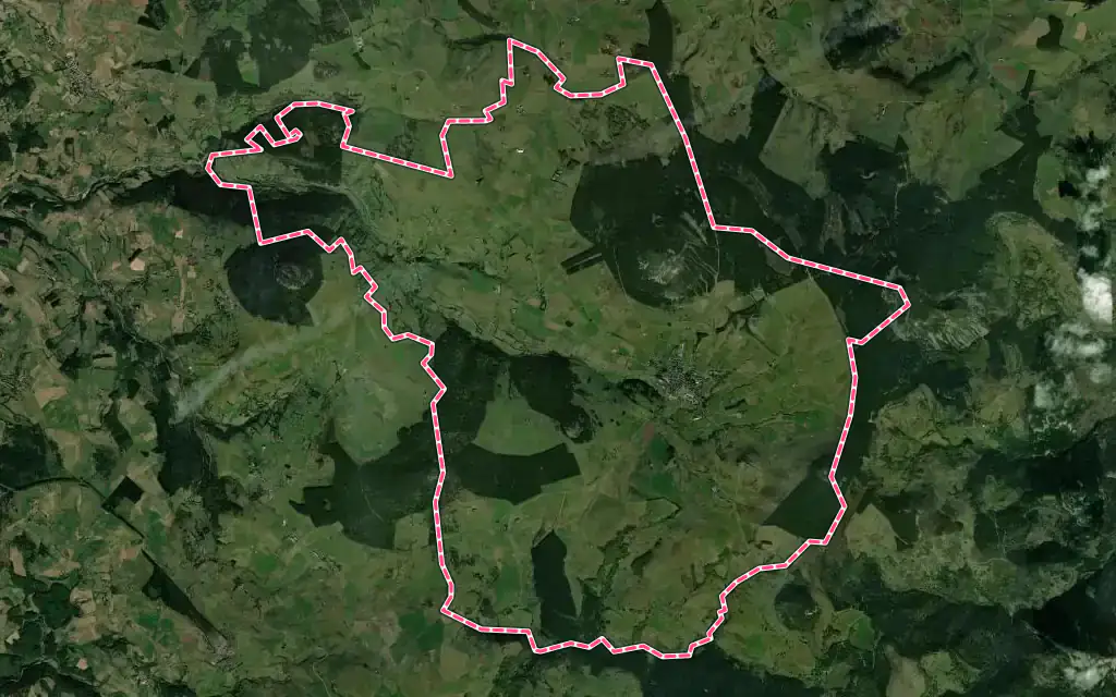 Vue satellite de Les Estables avec ses contours administratifs