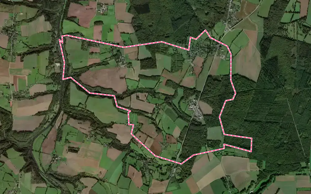 Vue satellite de Les Moutiers-en-Cinglais avec ses contours administratifs