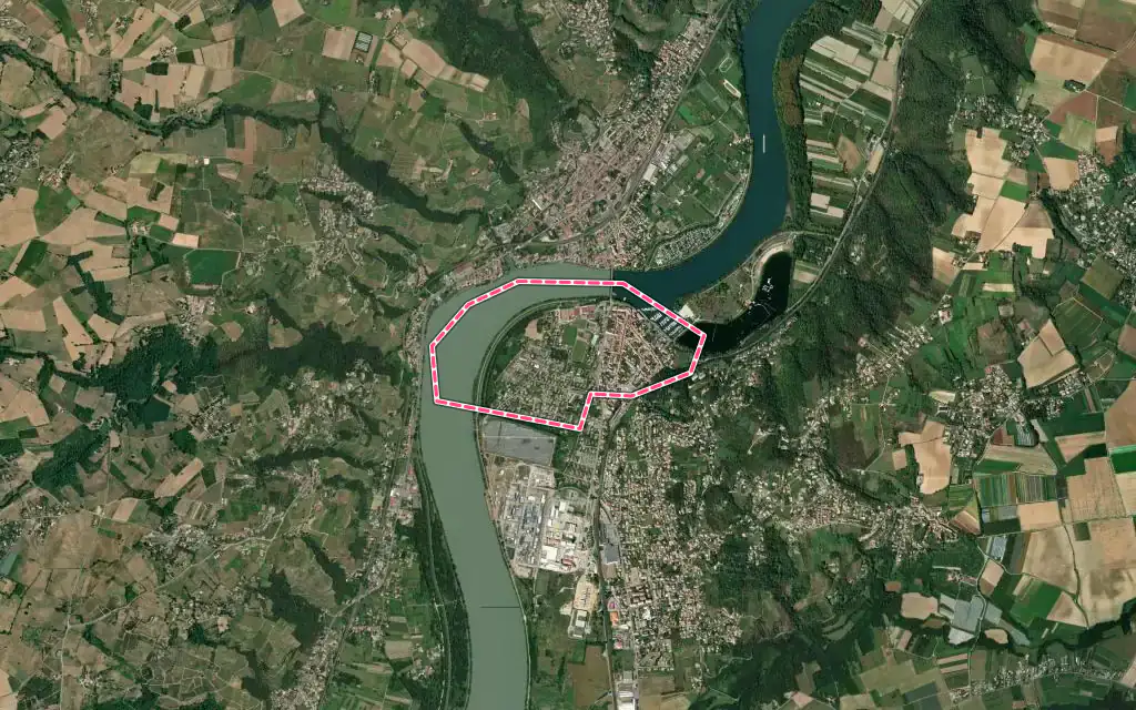 Vue satellite de Les Roches-de-Condrieu avec ses contours administratifs