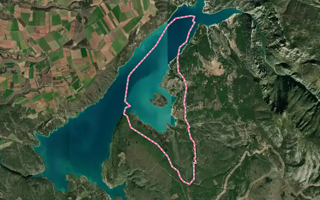 Vue satellite de Les Salles-sur-Verdon avec ses contours administratifs