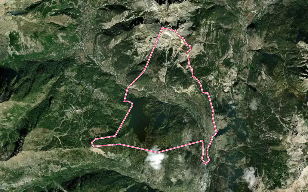 Vue satellite de Les Vigneaux avec ses contours administratifs