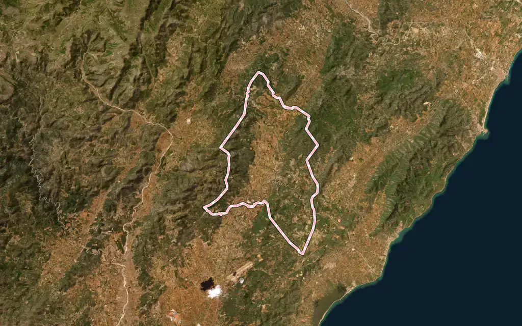 Vista satélite de les Coves de Vinromà con su contorno administrativo