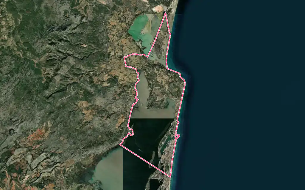 Vue satellite de Leucate avec ses contours administratifs