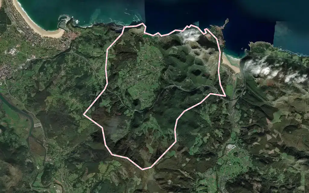 Vista satélite de Liendo con su contorno administrativo