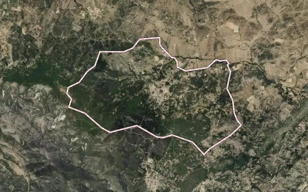 Vista satélite de Linares de Riofrío con su contorno administrativo