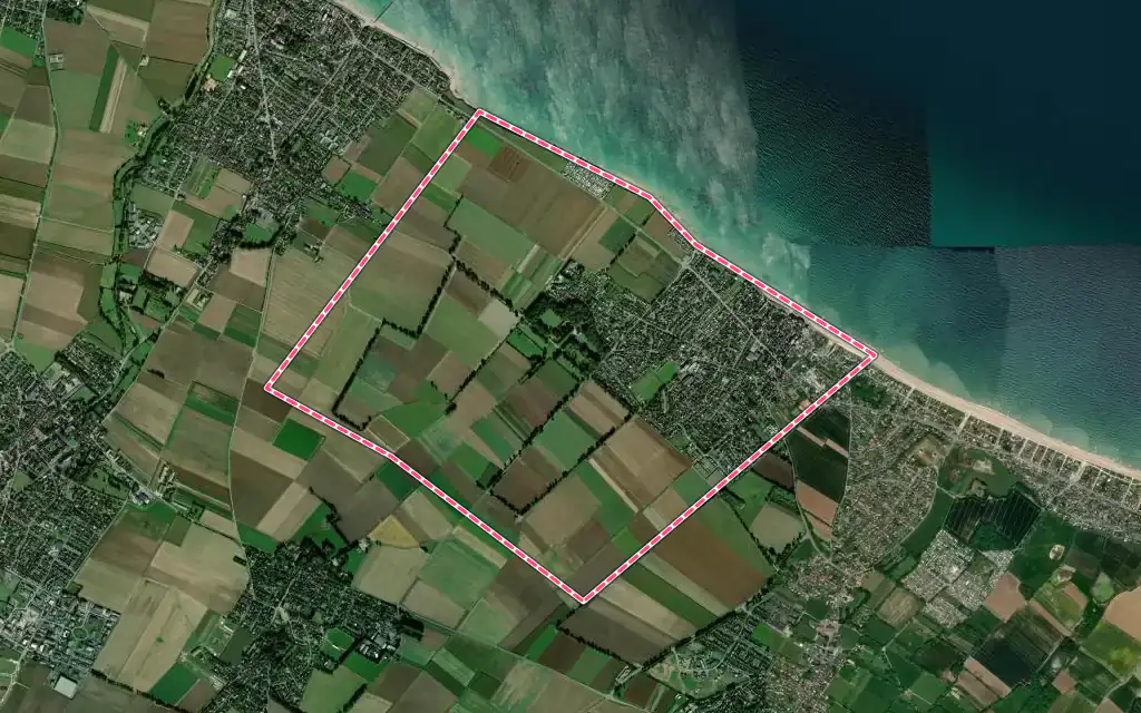Vue satellite de Lion-sur-Mer avec ses contours administratifs