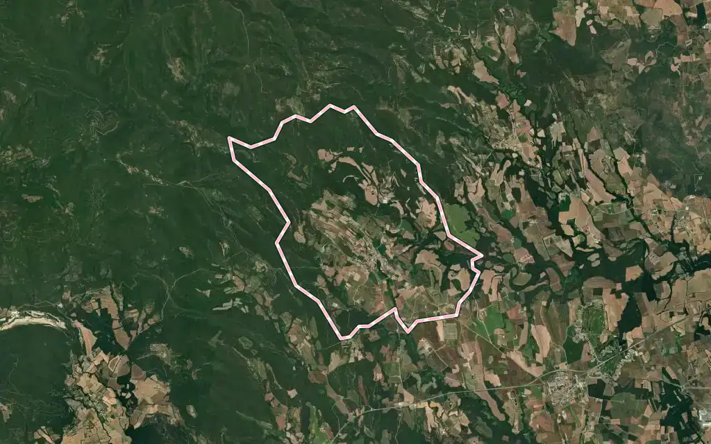 Vista satélite de Lladó con su contorno administrativo
