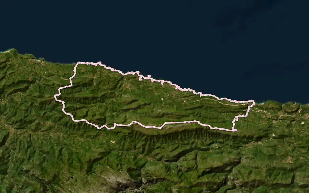 Vista satélite de Llanes con su contorno administrativo