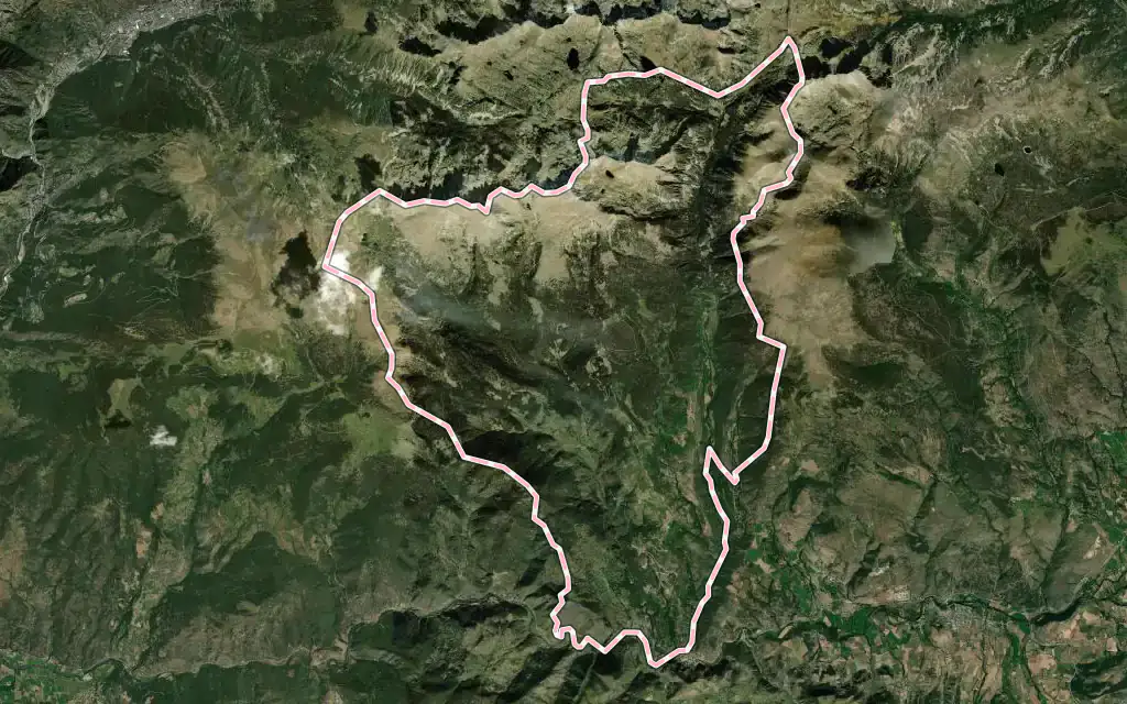 Vista satélite de Lles de Cerdanya con su contorno administrativo