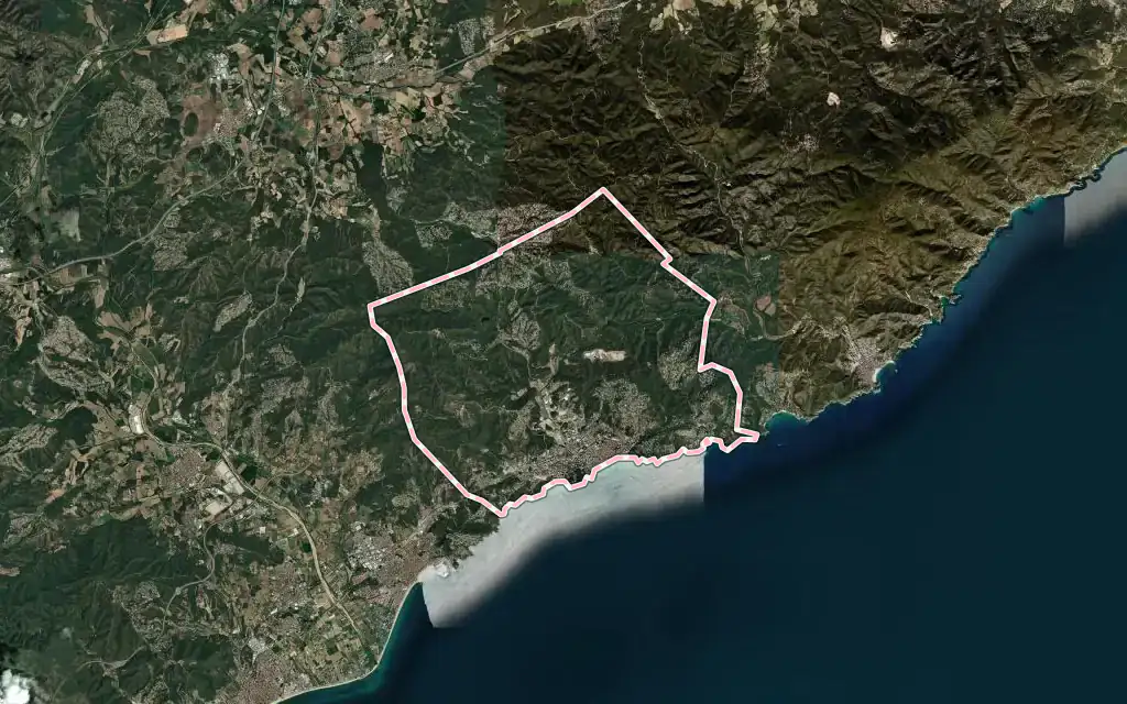 Vista satélite de Lloret de Mar con su contorno administrativo