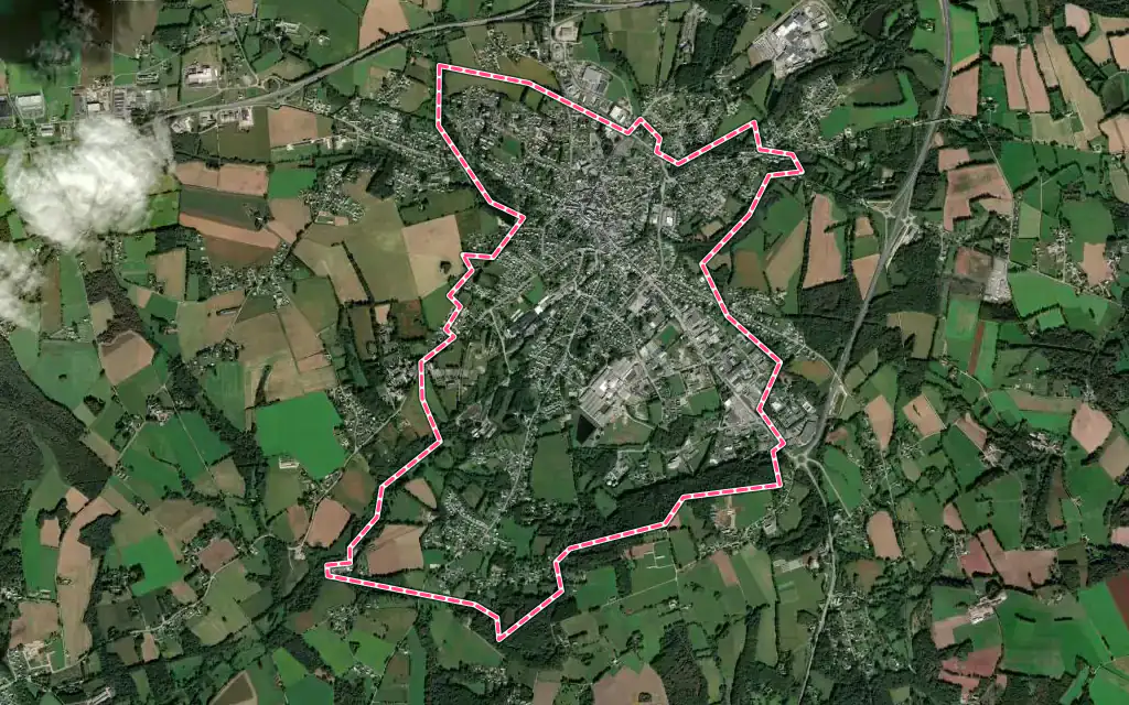 Vue satellite de Locminé avec ses contours administratifs