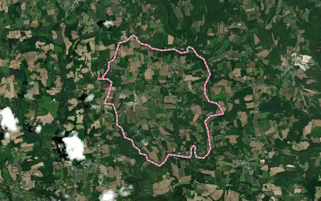 Vue satellite de Locunolé avec ses contours administratifs