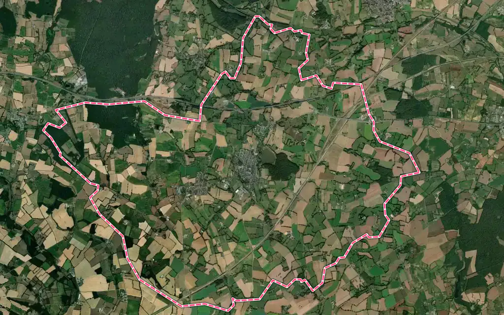 Vue satellite de Loiron-Ruillé avec ses contours administratifs