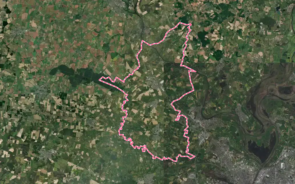 Vue satellite de Longuenée-en-Anjou avec ses contours administratifs