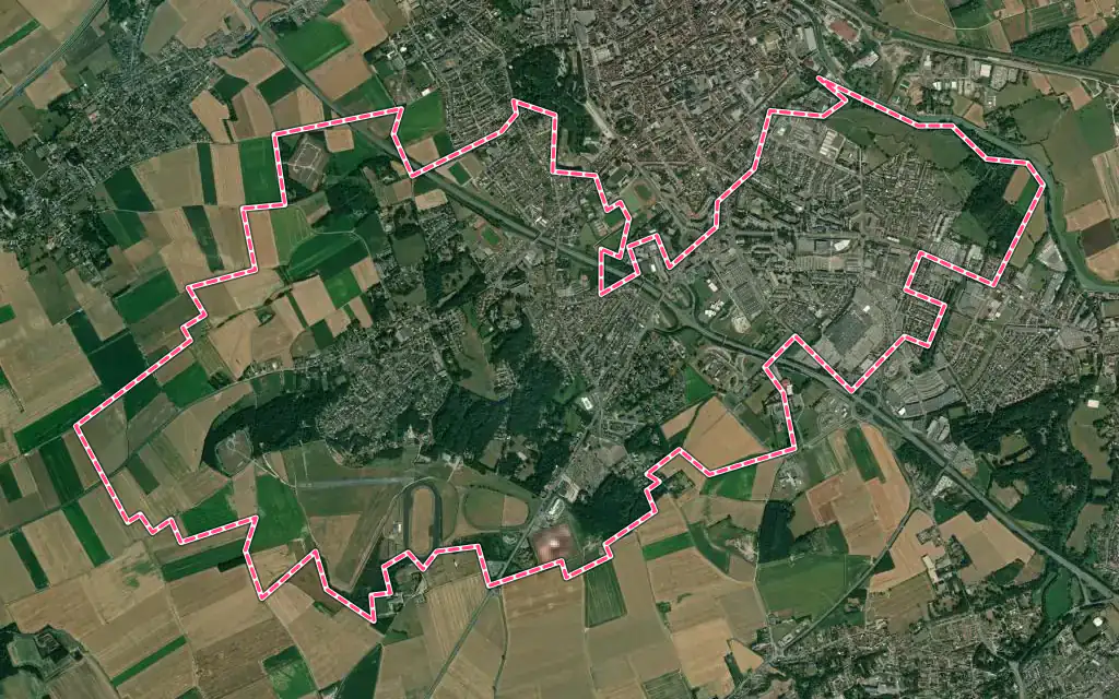 Vue satellite de Longuenesse avec ses contours administratifs