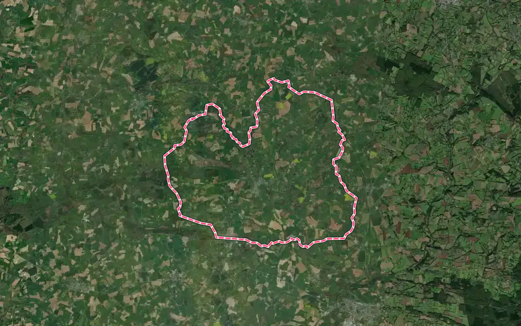 Vue satellite de Lonlay-l'Abbaye avec ses contours administratifs