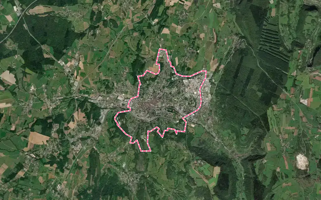 Vue satellite de Lons-le-Saunier avec ses contours administratifs