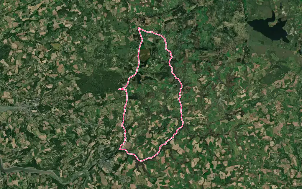Vue satellite de Lopérec avec ses contours administratifs