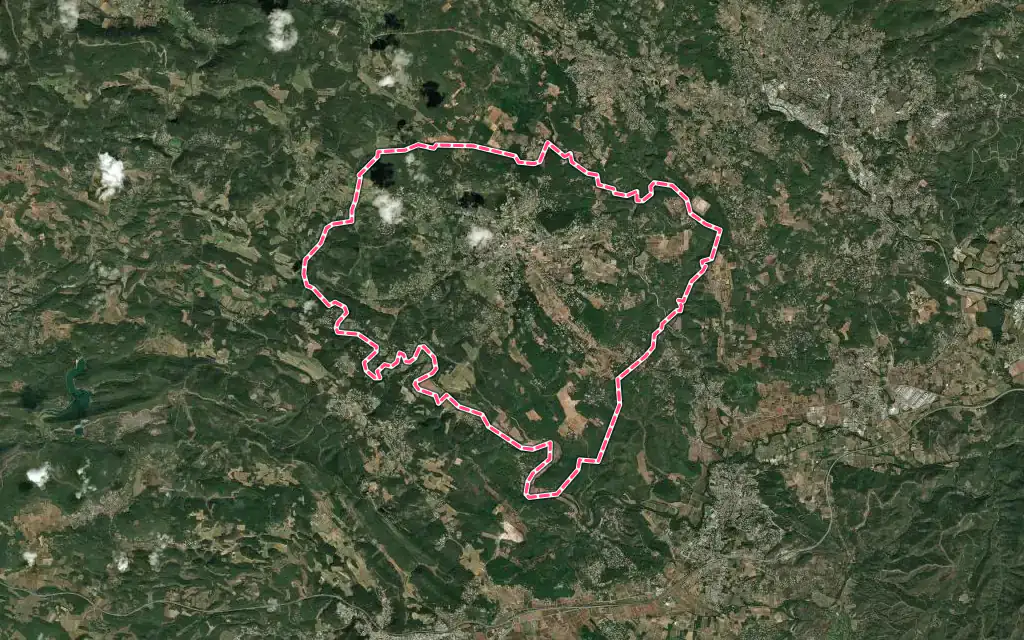 Vue satellite de Lorgues avec ses contours administratifs